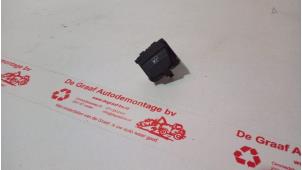 Gebruikte Ruit schakelaar elektrisch Volkswagen Golf III (1H1) 1.6 i Prijs € 20,00 Margeregeling aangeboden door de Graaf autodemontage B.V.