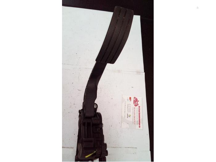 Gebruikte Sensor Gaspedaalpositie Renault Twingo II (CN) 1.2 16V Prijs op aanvraag aangeboden door de Graaf autodemontage B.V.