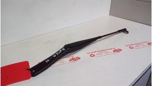 Gebruikte Ruitenwisserarm voor Opel Astra H SW (L35) 1.6 16V Twinport Prijs € 15,00 Margeregeling aangeboden door de Graaf autodemontage B.V.