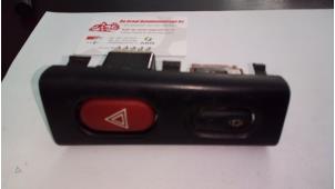 Gebruikte Gevarenlicht Schakelaar Renault Laguna I (B56) 1.6 16V Prijs € 15,00 Margeregeling aangeboden door de Graaf autodemontage B.V.