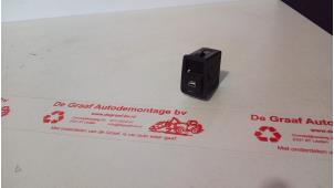 Gebruikte Raam schakelaar elektrisch BMW B3 (E46) Prijs € 15,00 Margeregeling aangeboden door de Graaf autodemontage B.V.