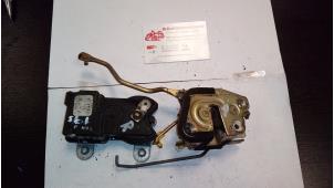 Gebruikte Deurslot Mechaniek 2Deurs rechts Hyundai H-1/Starex Travel 2.5 TD Prijs op aanvraag aangeboden door de Graaf autodemontage B.V.