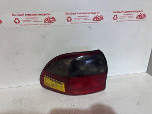 Gebruikte Achterlicht links Opel Omega B (25/26/27) 2.5 TD Prijs € 25,00 Margeregeling aangeboden door de Graaf autodemontage B.V.