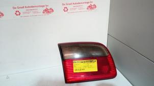 Gebruikte Achterlicht links Opel Omega B (25/26/27) 2.5 TD Prijs € 25,00 Margeregeling aangeboden door de Graaf autodemontage B.V.