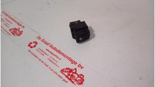 Gebruikte Schakelaar Elektrisch Raam Kia Sportage (JE) 2.7 V6 24V 4x4 Prijs € 15,00 Margeregeling aangeboden door de Graaf autodemontage B.V.