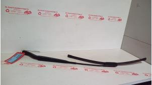 Gebruikte Ruitenwisserarm voor Renault Clio III (BR/CR) 1.2 16V 75 Prijs € 20,00 Margeregeling aangeboden door de Graaf autodemontage B.V.