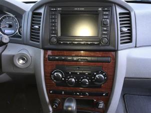 Gebruikte Radio CD Speler Jeep Grand Cherokee (WH/WK) 3.0 CRD V6 24V Prijs op aanvraag aangeboden door "Altijd Raak" Penders