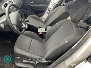 Gebruikte Voorstoel links Renault Grand Scénic III (JZ) 1.4 16V TCe 130 Prijs op aanvraag aangeboden door "Altijd Raak" Penders