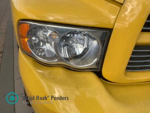 Gebruikte Rechter Koplamp Dodge Ram 3500 Standard Cab (DR/DH/D1/DC/DM) 8.3 1500 SRT-10 Crew Cab Prijs op aanvraag aangeboden door "Altijd Raak" Penders