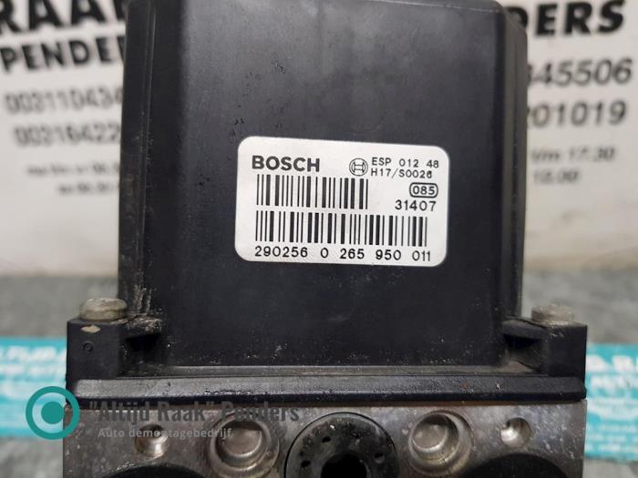 ABS Pomp van een Audi A4 Avant (B6) 2.5 TDI 24V 2004