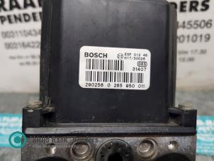 ABS Pomp van een Audi A4 Avant (B6) 2.5 TDI 24V 2004