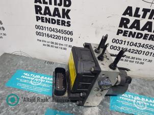 ABS Pomp van een Audi A4 Avant (B6) 2.5 TDI 24V 2004