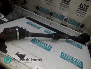 Gebruikte Aandrijfas links-voor Kia Sorento I (JC) 2.5 CRDi 16V Prijs op aanvraag aangeboden door "Altijd Raak" Penders