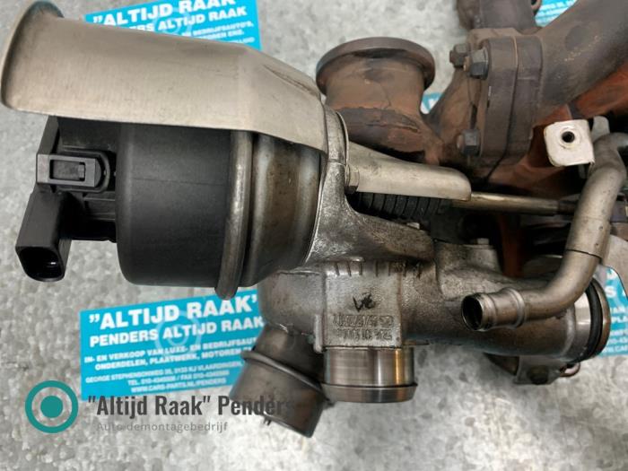 Turbo van een Volkswagen Transporter T5 2.0 BiTDI DRF 4 Motion 2012