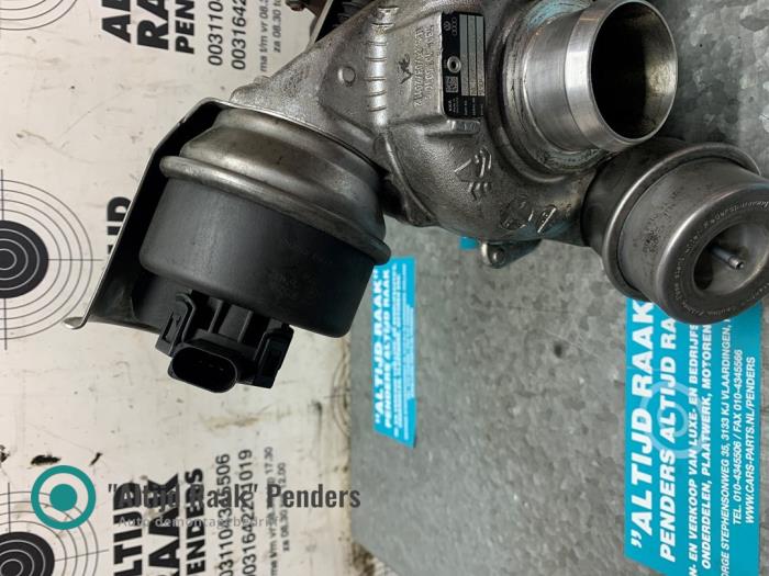 Turbo van een Volkswagen Transporter T5 2.0 BiTDI DRF 4 Motion 2012