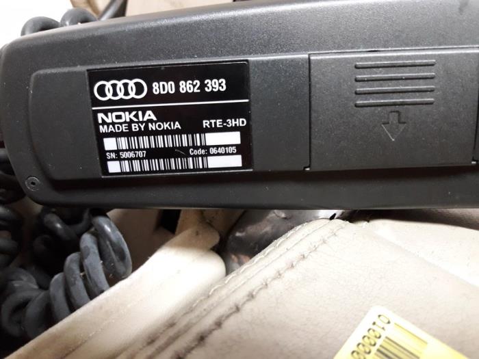 Telefoon van een Audi A8 (D2) 3.3 TDI 32V Quattro 2000