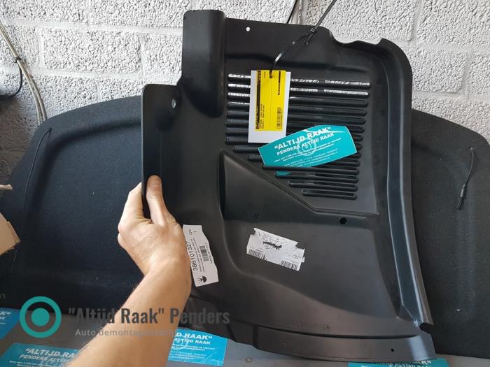 Spatbord links-achter van een Maserati 3200 GT