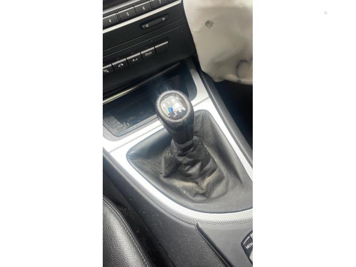 Aandrijfas links-voor van een BMW 1 serie (E88) 118d 16V 2013