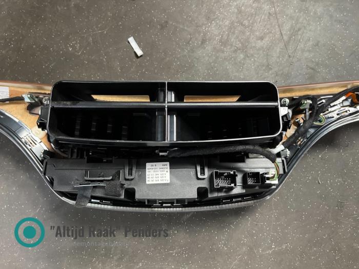 Luchtrooster Dashboard van een Mercedes-Benz S (W221) 5.5 S-550 32V 4-Matic 2006