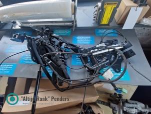 Gebruikte Scharnier cabriodak Opel Astra H Twin Top (L67) 1.8 16V Prijs op aanvraag aangeboden door "Altijd Raak" Penders