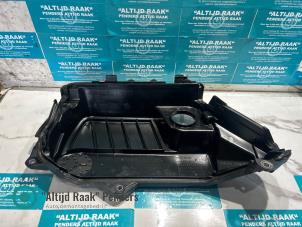 Gebruikte Afdekplaat motor Mercedes C (W205) C-180 1.6 CDI BlueTEC, C-180 d 16V Prijs op aanvraag aangeboden door "Altijd Raak" Penders