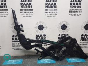 Gebruikte Scharnier Achterklep Mitsubishi Colt CZC 1.5 16V Prijs op aanvraag aangeboden door "Altijd Raak" Penders