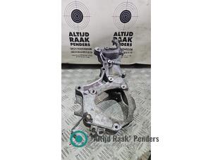 Gebruikte Dynamosteun boven Renault Master II (JD) 2.5 dCi 16V 100 Prijs op aanvraag aangeboden door "Altijd Raak" Penders