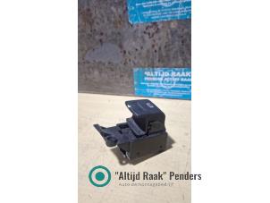 Gebruikte Schakelaar handrem Audi A8 (D3) 3.0 V6 30V Prijs op aanvraag aangeboden door "Altijd Raak" Penders