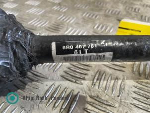 Gebruikte Aandrijfas links-voor Volkswagen Polo V (6R) 1.2 12V BlueMotion Technology Prijs op aanvraag aangeboden door "Altijd Raak" Penders