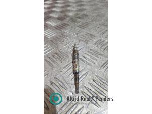 Gebruikte Gloeikaars Volkswagen Multivan T5 (7E/7HC/7HF/7HM) 2.5 TDi Prijs op aanvraag aangeboden door "Altijd Raak" Penders