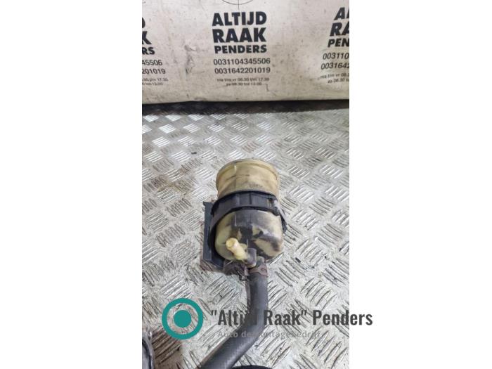 Gebruikte Servo Oliereservoir Renault Trafic New (FL) 2.5 dCi 16V 145 Prijs op aanvraag aangeboden door "Altijd Raak" Penders