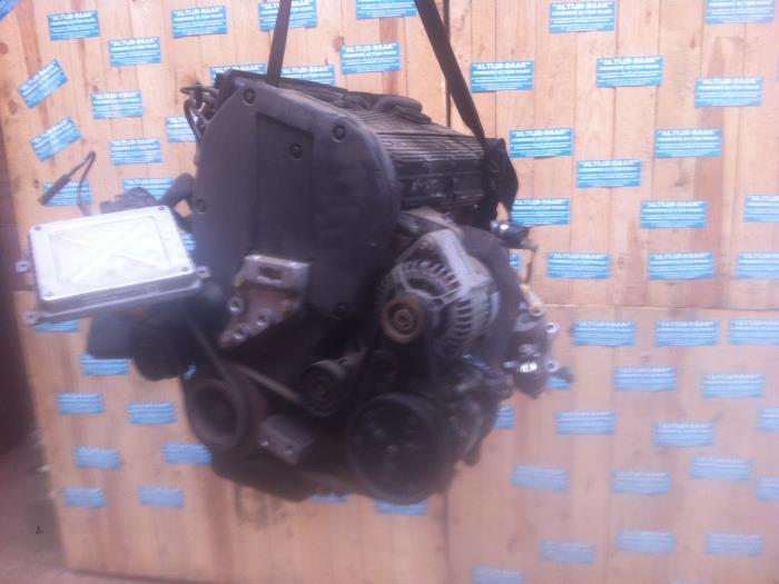 Motor van een Rover 200 Cabrio (XW) 214 16V MPi 1997