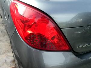 Gebruikte Achterlicht links Peugeot 207 CC (WB) 1.6 16V THP Prijs op aanvraag aangeboden door "Altijd Raak" Penders