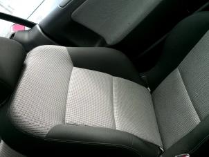 Gebruikte Voorstoel links Peugeot 207 CC (WB) 1.6 16V THP Prijs op aanvraag aangeboden door "Altijd Raak" Penders
