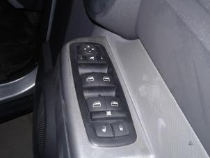 Gebruikte Elektrisch Raam Schakelaar Dodge Nitro 2.8 CRD 16V 4x4 Prijs op aanvraag aangeboden door "Altijd Raak" Penders