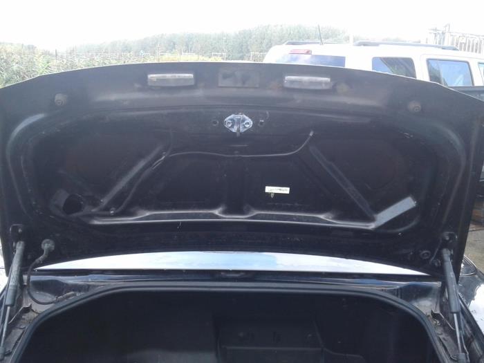Kofferdekseldemper rechts-achter van een Mazda MX-5 (NC18/1A) 1.8i 16V 2009