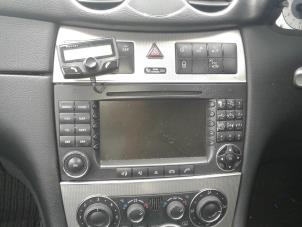 Gebruikte Radio CD Speler Mercedes CLK (R209) 3.0 280 V6 18V Prijs op aanvraag aangeboden door "Altijd Raak" Penders