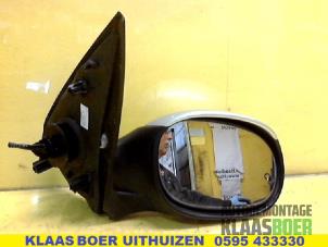 Gebruikte Spiegel Buiten rechts Peugeot 206 SW (2E/K) 1.4 Prijs € 25,00 Margeregeling aangeboden door Autodemontage Klaas Boer