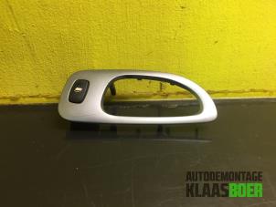 Gebruikte Raam schakelaar elektrisch Peugeot 307 (3A/C/D) 1.6 16V Prijs € 10,00 Margeregeling aangeboden door Autodemontage Klaas Boer