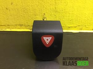 Gebruikte Alarmlicht Schakelaar Renault Kangoo (KC) 1.6 16V Prijs € 15,00 Margeregeling aangeboden door Autodemontage Klaas Boer