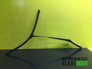 Gebruikte Ruitenwisserarm voor Skoda Octavia Combi (1Z5) 1.6 TDI Greenline Prijs € 30,00 Margeregeling aangeboden door Autodemontage Klaas Boer
