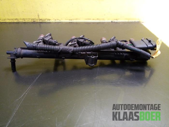 Gebruikte Injector brug Dacia Sandero I (BS) 1.2 16V Prijs € 40,00 Margeregeling aangeboden door Autodemontage Klaas Boer