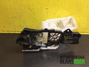 Gebruikte Deurgreep 4Deurs links-achter Volkswagen Passat (3C2) 1.9 TDI Prijs € 20,00 Margeregeling aangeboden door Autodemontage Klaas Boer