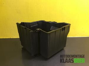 Gebruikte Accubak BMW Mini One/Cooper (R50) 1.6 16V Cooper Prijs € 25,00 Margeregeling aangeboden door Autodemontage Klaas Boer