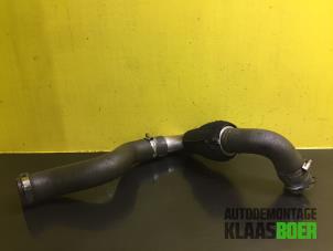 Gebruikte Intercooler Slang Opel Vivaro 2.5 CDTI 16V Prijs € 50,00 Margeregeling aangeboden door Autodemontage Klaas Boer