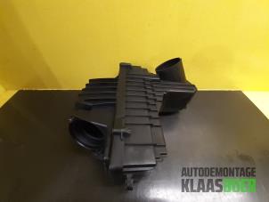 Gebruikte Luchtfilterhuis Peugeot 508 (8D) 2.0 Hybrid4 16V Prijs € 35,00 Margeregeling aangeboden door Autodemontage Klaas Boer