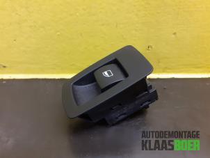 Gebruikte Ruit schakelaar elektrisch BMW 1 serie (E87/87N) 118i 16V Prijs € 10,00 Margeregeling aangeboden door Autodemontage Klaas Boer