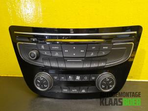 Gebruikte Radiobedienings paneel Peugeot 508 (8D) 2.0 Hybrid4 16V Prijs € 85,00 Margeregeling aangeboden door Autodemontage Klaas Boer