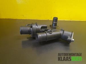 Gebruikte Thermostaathuis Peugeot 508 (8D) 2.0 Hybrid4 16V Prijs € 60,00 Margeregeling aangeboden door Autodemontage Klaas Boer