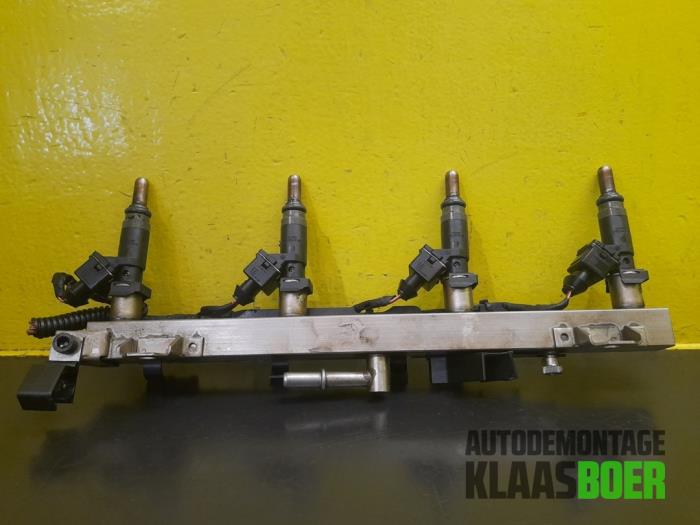 Gebruikte Injector brug BMW 3 serie Touring (E46/3) 316i 16V Prijs € 45,00 Margeregeling aangeboden door Autodemontage Klaas Boer